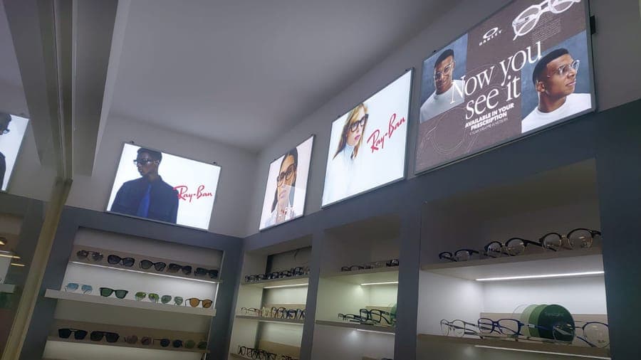 Exhibición de armazones de marcas de prestigio en la sede de Quito